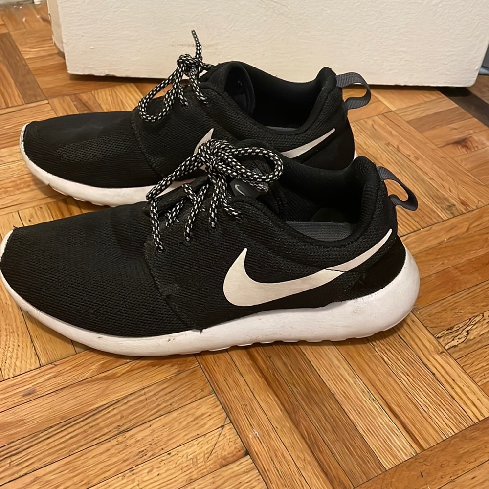 Nike Women Roshe One in black and white size 8